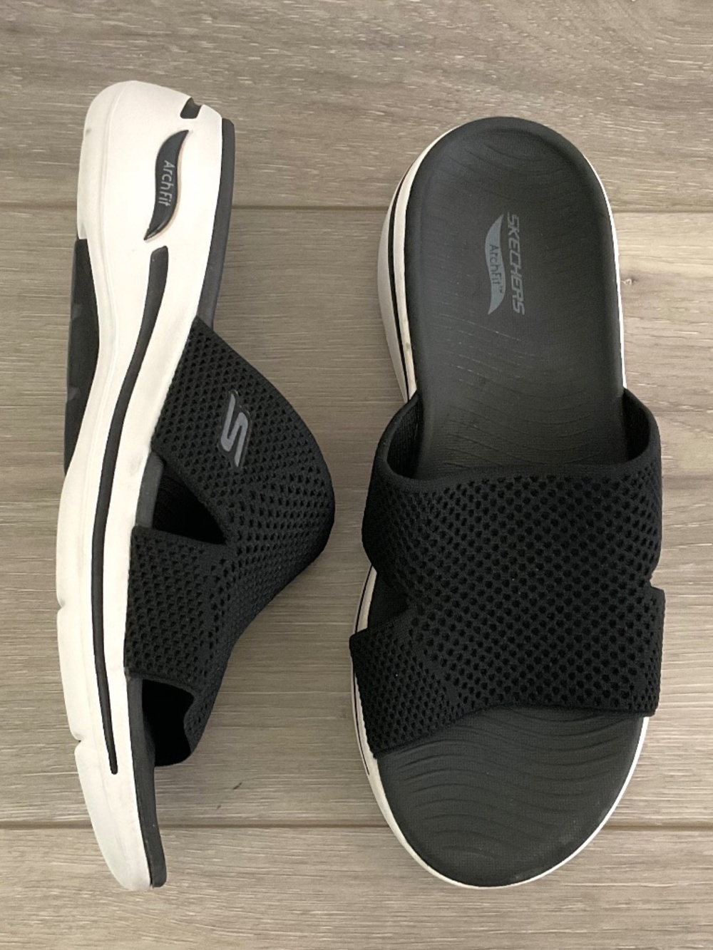 SKECHERS Arch Fit Slip-On Wedge Knit Sandals in Black / White Size 8